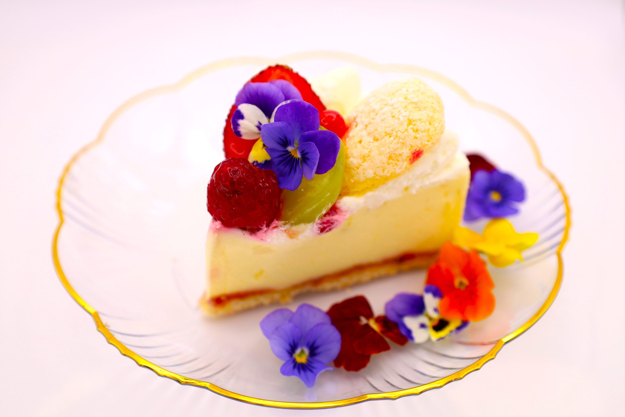 エディブルフラワーを乗せたケーキ