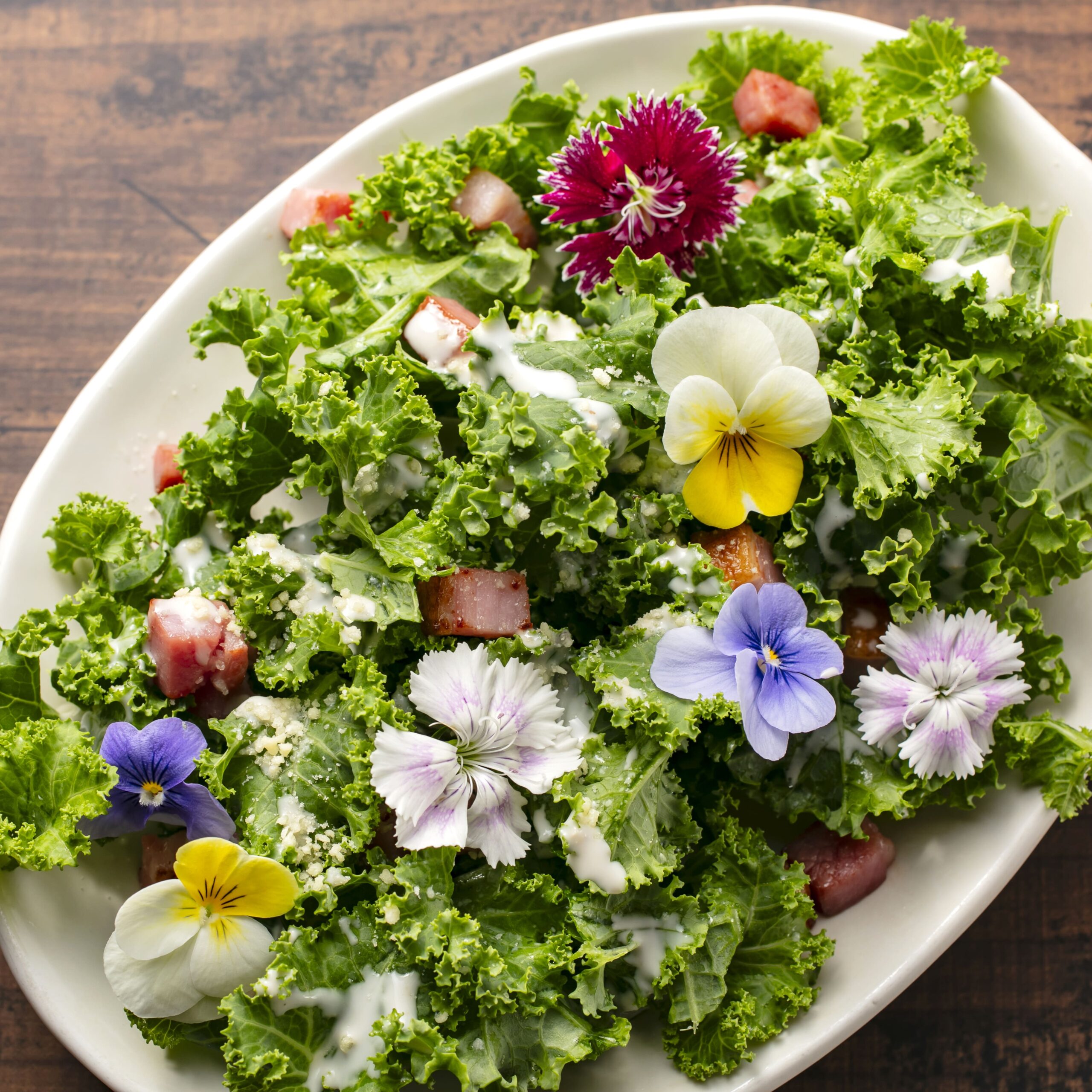 エディブルフラワーを乗せたサラダ