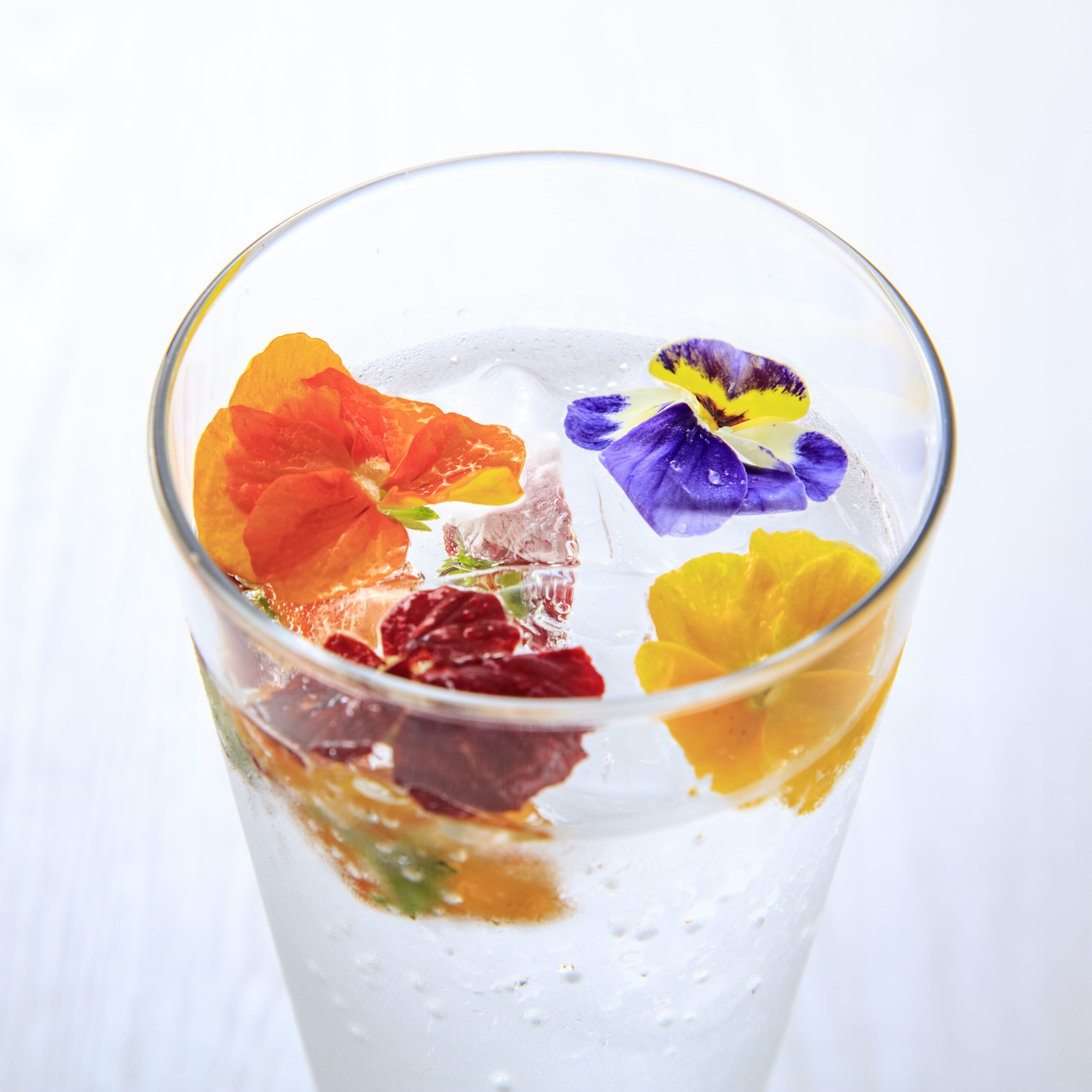 エディブルフラワーを浮かべたドリンク